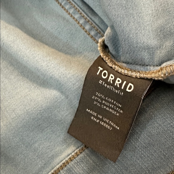 Torrid Like NEW Light Wash Cropped Collarless 3/4 sleeve Jean Jacket Medium - Picture 9 of 11